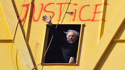 Serge Charnay&nbsp;retranch&eacute; en haut d'une grue de Nantes (Loire-Atlantique), le 17 f&eacute;vrier 2013.&nbsp; (FRANK PERRY / AFP)