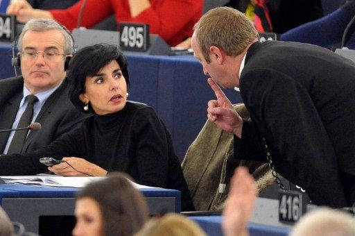 Un huissier s'approche des eurod&eacute;put&eacute;s Michel Dantin (G) et Rachida Dati, le 14 d&eacute;cembre 2011, au Parlement europ&eacute;en de Strasbourg (Bas-Rhin). (FREDERICK FLORIN / AFP)