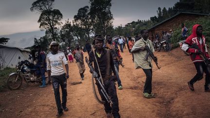 Des miliciens de la communauté Lendu protègent, le 19 septembre 2020, une réunion de leurs leaders dans le village de Wadda dans la province d'Ituri en République démocratique du Congo. (ALEXIS HUGUET / AFP)