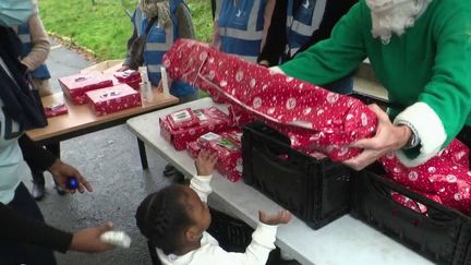 À Noisy-le-Grand (Seine-Saint-Denis), des bénévoles du Secours populaire ont distribué des cadeaux à 60 enfants qui vivent avec leurs parents dans un foyer. (France 2)