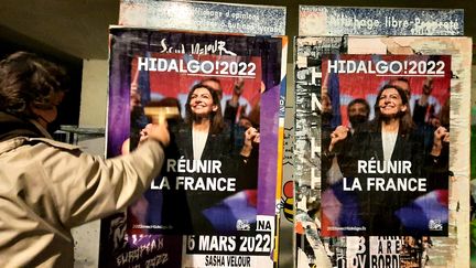 Un militant socialiste colle des affiches de la candidate du PS Anne Hidalgo pour la présidentielle, mardi 25 janvier 2021&nbsp;à Bordeaux. (BENJAMIN ILLY / RADIO FRANCE)