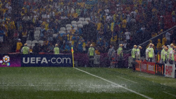 La pelouse de la Donbass Arena de Donetsk (Ukraine) r&eacute;siste au d&eacute;luge qui s'est abattu pendant France-Ukraine, lors de l'Euro 2012, le 15 juin. (PATRICK HERTZOG / AFP)