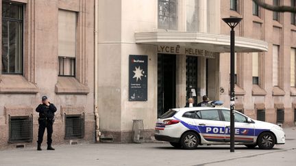 La police est déployée devant un lycée parisien, le 28 janvier 2016, après des alertes à la bombe. (MAXPPP)