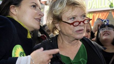 Les deux responsable EELV, Cécile Duflot et Eva Joly, à Rennes le 15 octobre 2011. (DAMIEN MEYER / AFP)