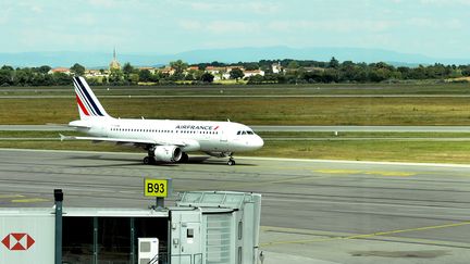 Un avion sur le tarmac de l'aéroport de Lyon-Saint Exupéry, le 28 juillet 2016. (PHILIPPE JUSTE / MAXPPP)