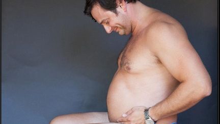 Le Texan Justin Sylvester pose comme s'il attendait un enfant dans une s&eacute;rie d'images diffus&eacute;es sur Imgur, le 29 juillet 2014. (HARLEY K PHOTOGRAPHY / IMGUR)