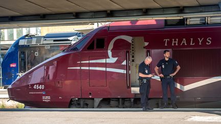 Des policiers près d'un Thalys, à Arras (Pas-de-Calais), le 22 août 2015, au lendemain de l'attentat déjoué. (PHILIPPE HUGUEN / AFP)