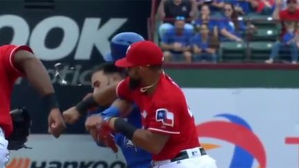 La bagarre débute entre Jose Bautista et Rougned Odor