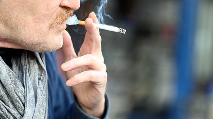 Le prix des paquets de cigarettes va augmenter entre 40 et 50 centimes le 1er janvier 2024. Photo d'illustration. (NICOLAS CREACH / MAXPPP)