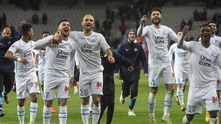 Les joueurs de l'Olympique de Marseille célèbrent leur victoire&nbsp;à Lille, le 16 février 2020. (FRANCOIS LO PRESTI / AFP)