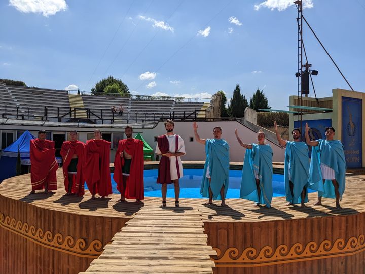 
Pour sa nouvelle saison estivale, le Parc Astérix propose un spectaculaire concours de plongeon acrobatique entre Romains et Grecs. (PARC ASTERIX)