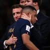 Emmanuel Macron tente de consoler Kylian Mbappé, après la défaite de l'équipe de France contre l'Argentine en finale de la Coupe du monde, le 18 décembre 2022 à Doha (Qatar). (KIRILL KUDRYAVTSEV / AFP)