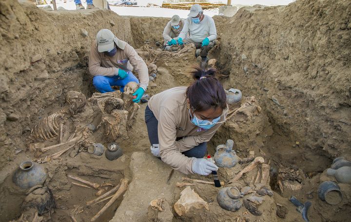 Archéologues travaillant&nbsp;sur le site archéologique de Chan Chan suite à la découverte de la fausse commune&nbsp;contenant 25 restes humains et des objets, à Trujillo, au Pérou, le 11 novembre 2021.&nbsp; (HANDOUT / PERUVIAN MINISTRY OF CULTURE)