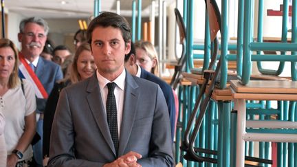 Le ministre de l'Education, Gabriel Attal, lors d'une visite d'une école à La Verrières (Yvelines), le 21 juillet 2023. (ALAIN JOCARD / AFP)