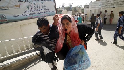 Les combats et les bombardements reprennent dans la bande de Gaza. Ici, une femme arrive &agrave; l'h&ocirc;pital Al-Najar, vendredi 1er ao&ucirc;t 2014.&nbsp; (SAID KHATIB / AFP)