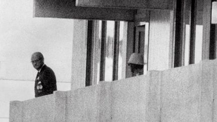 Un membre du commando apparaissant sur le balcon du bâtiment de la délégation israélienne à Munich (5-9-1972) (AFP)