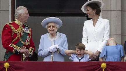 La reine d'Angleterre, Elizabeth II, apparaît au balcon de Buckingham Palace avec sa famille, à l'occasion de son jubilé, le 2 juin 2022.&nbsp; (MAXPPP)