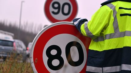 Le passage de la limitation de vitesse de 90 à 80 sur les routes secondaires ne se fait pas sans quelques grincements de dents. (FRANCE BLEU Maxppp pour FRANCE INFO)