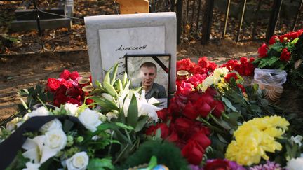 La tombe d'une victime du crash de l'Airbus A321 de Metrojet, dans un cimetière de Saint-Pétersbourg, vendredi 6 novembre 2015.&nbsp; (IGOR RUSSAK / RIA NOVOSTI)