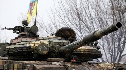 Un soldat ukrainien conduit un char d'assaut à Louhansk, le 11 mars 2022. (ANATOLII STEPANOV / AFP)