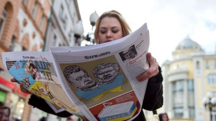 Une lectrice de «Charj i Pero», le 21 avril 2015, dans le centre de Moscou.  (DMITRY SEREBRYAKOV / AFP)