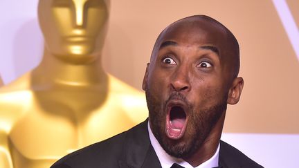 Kobe Bryant&nbsp;obtient&nbsp;l'Oscar&nbsp;du meilleur court-métrage d'animation, le 4 mars 2018 à Hollywood (Californie). (FREDERIC J. BROWN / AFP)