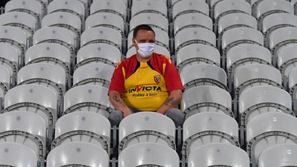 Un supporter du Racing Club de Lens au stade Felix Bollaert-Delelis, le 10 septembre 2020. Photo d'illustration. (DENIS CHARLET / AFP)