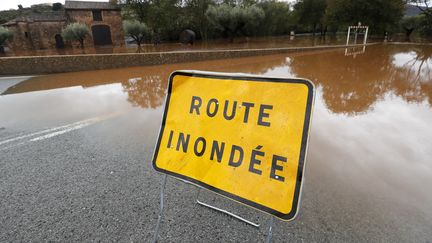 Une route inondée à Roquebrune-sur-Argens (Var), le 11 octobre 2018. (SEBASTIEN NOGIER / EPA)