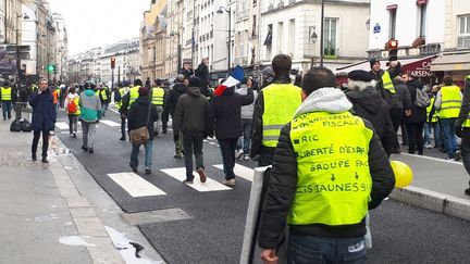 De "gilets jaunes" défilent le samedi 12 janvier à Paris, dans le 4e arrondissement. (STÉPHANIE BERLU / FRANCE-INFO)