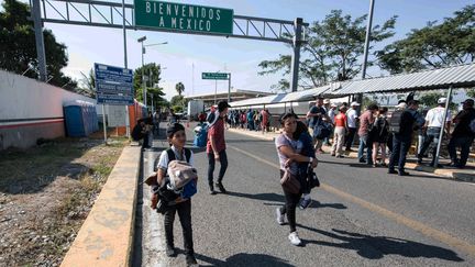 Des&nbsp;migrants arrivent à Ciudad Hidalgo, dans le sud du Mexique, le 17 janvier&nbsp;2019, après avoir franchi la frontière avec le Guatemala. (ALEJANDRO MELENDEZ / AFP)