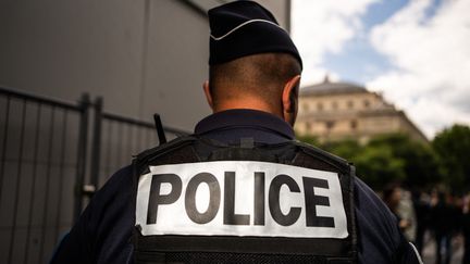 Un policier dans les rues de Paris, le 31 mai 2022. (XOSE BOUZAS / HANS LUCAS / AFP)