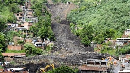 Des dizaines de maisons d'une favela ont été emportées par un glissement de terrain à Niteroi, près de Rio (08-04-10) (AFP / Antonio Scorza)