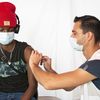 Un adolescent se fait vacciner à Poitiers (Vienne), le 3 septembre 2021. (JEAN-FRANCOIS FORT / HANS LUCAS / AFP)