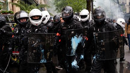 Des policiers de la Brav-M marchent au milieu de la foule lors d'une manifestation à Paris, le 1er mai 2023. (SAMUEL BOIVIN / NURPHOTO / AFP)