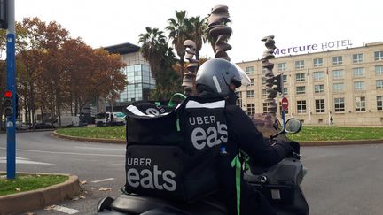 Un livreur auto-entrepreneur Uber Eats à Montpellier (Hérault). (SÉBASTIEN GARNIER / FRANCE-BLEU HÉRAULT)