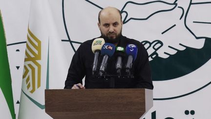 Mohammed al-Bachir, chef du "gouvernement de salut" du bastion rebelle d'Idleb, s'exprime lors d'une conférence de presse dans son fief, le 28 novembre 2024. (OMAR HAJ KADOUR / AFP)