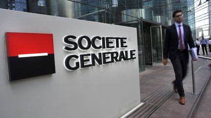 Un homme passe devant l'entrée du siège de la Société Générale, le 30 septembre 2016, à La Défense, près de Paris. (SERGE ATTAL / ONLY FRANCE / AFP)