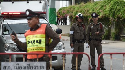 Des policiers devant l'hôpital de Chiang Rai (Thaïlande), le 10 juillet 2018. (LILLIAN SUWANRUMPHA / AFP)