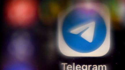 Le logo du service de messagerie Telegram sur l'écran d'un smartphone, le 8 novembre 2021, à Moscou (Russie). (KIRILL KUDRYAVTSEV / AFP)