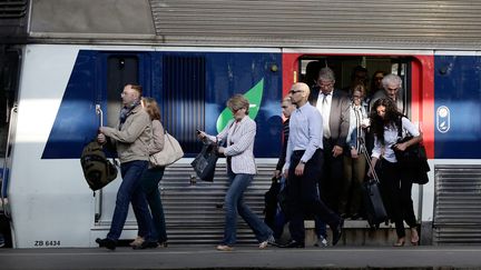 Des usagers du Transilien, le 11 juin 2014 &agrave; la gare Saint-Lazare, &agrave; Paris. (MAXPPP)