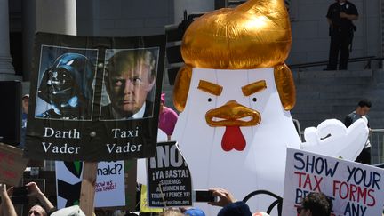 La "Marche de l'impôt" contre Donald Trump, à Los Angeles samedi 15 avril 2017. (MARK RALSTON / AFP)