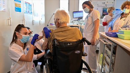 Une infirmière&nbsp;administre le vaccin&nbsp;contre le Covid-19 dans un centre de gérontologie à Montpellier (Hérault),&nbsp;le 4 janvier 2021. (PASCAL GUYOT / AFP)