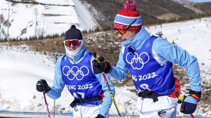 Le Norvégien Jarl Magnus Riiber (gauche) à l'entraînement dans le stade olympique à Zhangjiakou en Chine le 2 février 2022. (HEIKO JUNGE / NTB / AFP)