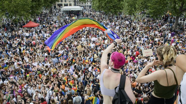 Paris Des Milliers De Personnes à La Marche Des Fiertés Lgbt Partie Pour La Première Fois De