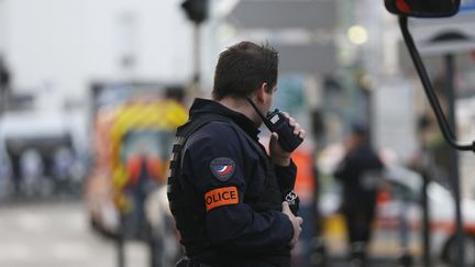 Sur le terrain, les forces de l'ordre quand ils patrouillent comptent sur leur radio dont le système dispose de ses propres antennes relais. Photo d'illustration. (THOMAS SAMSON / AFP)