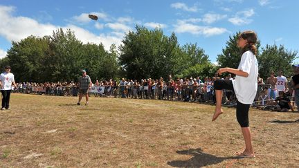 Lors de la septi&egrave;me &eacute;dition du championnat du monde du lancer de tong, le 3 ao&ucirc;t 2008, &agrave; Hourtin (Gironde). (  MAXPPP)