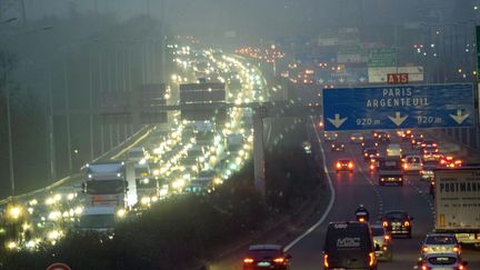 Des embouteillages sur l'A15 à Pontoise en décembre 2019. (BRUNO LEVESQUE / MAXPPP)