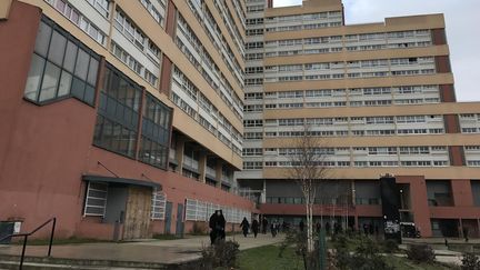 La mission locale d'Aubervilliers, au rez-de-chaussée de cet immeuble du centre-ville, mardi 14 février. (ROBIN PRUDENT / FRANCEINFO)