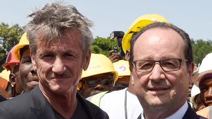 L'acteur Sean Penn et le pr&eacute;sident Fran&ccedil;ois Hollande, le 12 mai 2015, &agrave; Port-au-Prince, en&nbsp;Ha&iuml;ti. (ALAIN JOCARD / AFP)