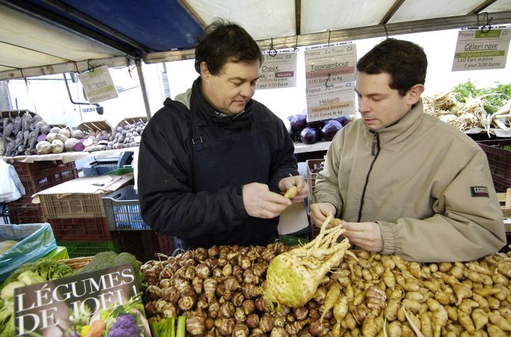 Joël Thiebault, un maraîcher passionné au service des grands chefs. Ici sur un marché en 2006. (STEPHANE DE SAKUTIN / AFP)